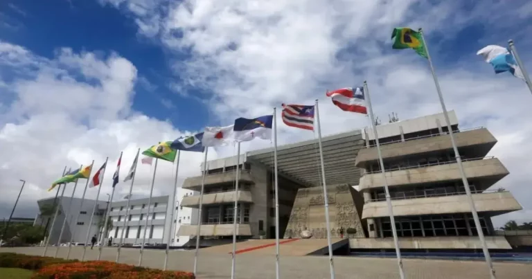 AL-BA firma contrato de R$ 721 mil para aluguel de televisores e totens audiovisuais