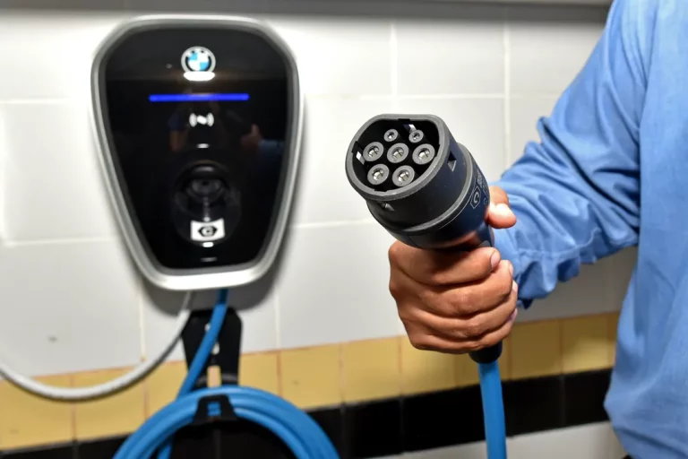 Carregador para veículos elétricos em condomínios vira lei e passa a ser obrigatório