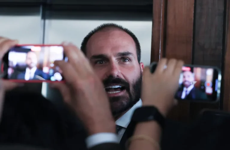Polícia Federal dá ultimato a Eduardo Bolsonaro após cassação de mandato