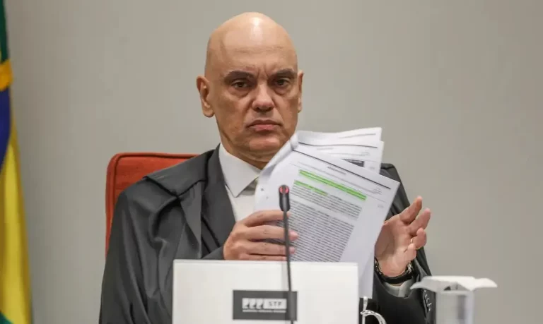 Moraes proíbe manifestações em frente à Papuda onde Bolsonaro está preso