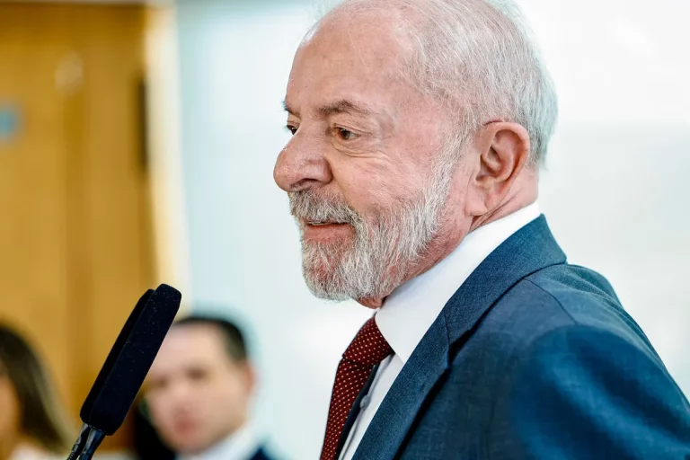 Lula assina veto a projeto que reduz pena de Bolsonaro durante ato simbólico de 8/1