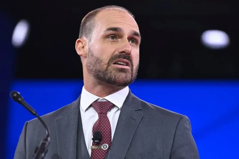 Eduardo Bolsonaro é afastado da Polícia Federal após faltas não justificadas