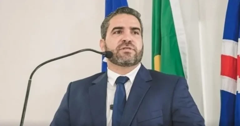 Prefeito de Riacho de Santana é recebido com festa após quase quatro meses afastado do cargo