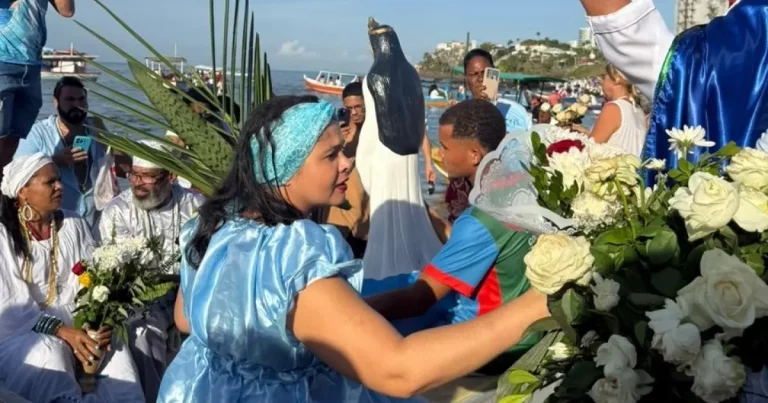 Tradição centenária, festa de Iemanjá atrai baianos e turistas ao Rio Vermelho