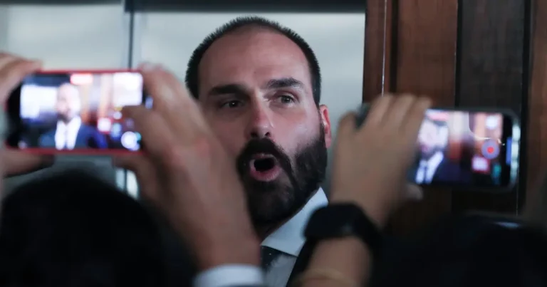 Eduardo Bolsonaro tem 15 dias para se defender em processo da PF por abandono de cargo
