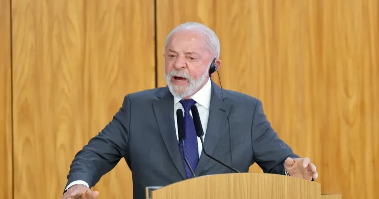 Lula zera impostos federais sobre diesel para conter alta causada pela guerra