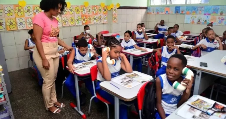 Prefeitura de Salvador propõe reajuste de 5,4% para professores e cria bolsas para alunos do EJA