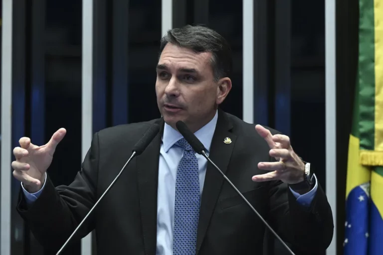 Flávio Bolsonaro pressiona Ratinho Jr. a desistir da Presidência e apoiar sua candidatura