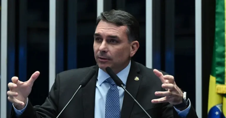 Flávio Bolsonaro nega plano econômico e chama reportagem de “fake news”