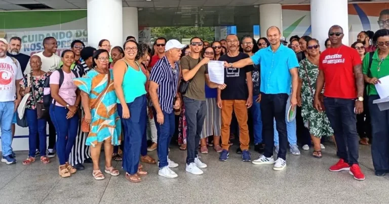 Professores entram em greve por reajuste salarial em Dias d’Ávila