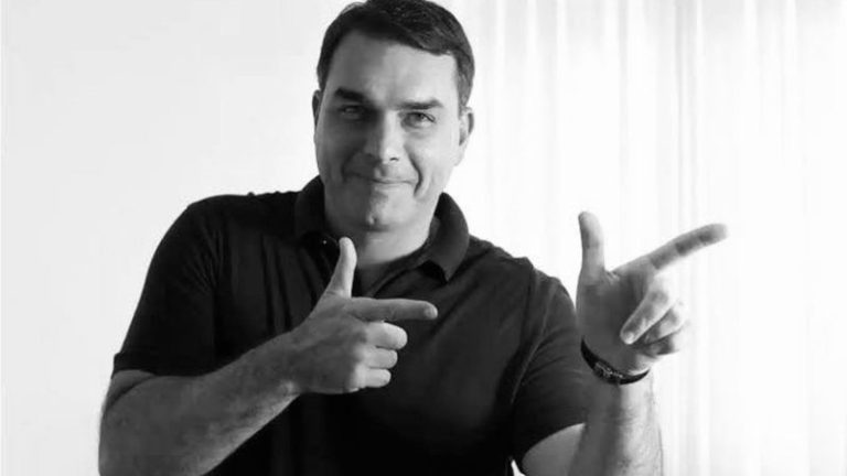 Flávio Bolsonaro propõe aos EUA restrição a sistemas não ocidentais e defende Pix