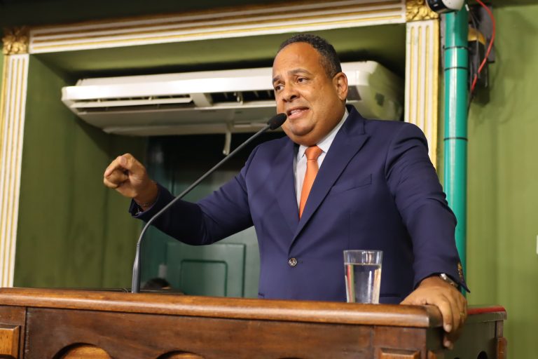 Jorge Araújo retorna à Câmara de Salvador após derrota nas eleições e provoca mudanças entre vereadores