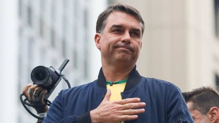 Flávio Bolsonaro retira título de “presidente eleito” de carta após derrota para Lula e corrige brasão do Brasil